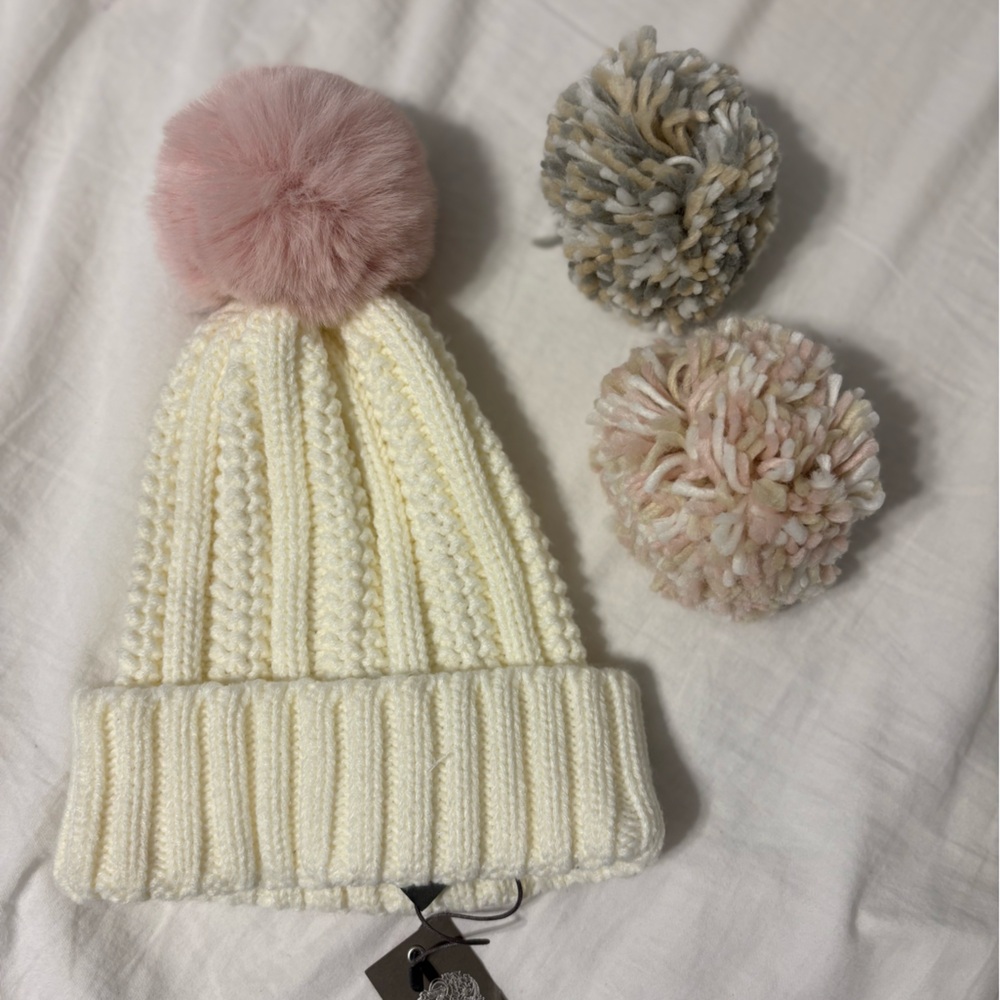 Vince Camino hat with interchangeable Pom poms!